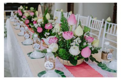 Cách trang trí tiệc cưới bằng hoa sen