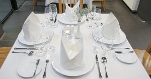 Cách Gấp Khăn Ăn Hình Tam Giác – Đơn Giản, Đẹp Mắt Cho Mọi Bàn Tiệc