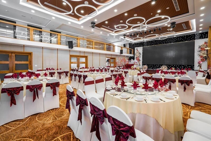 Áo ghế (áo phủ ghế) là vật dụng trang trí góp phần tạo nên sự chuyên nghiệp, đẳng cấp cho không gian.