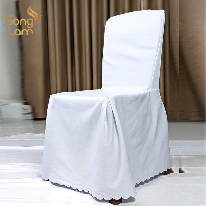 Áo ghế nhà hàng đặt thiết kế riêng có chất liệu cao cấp và trang trí cầu kỳ hơn.