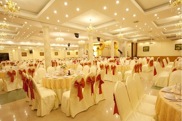 Đặc điểm nổi bật trong trang trí áo phủ ghế tiệc cưới là sự kết hợp đa dạng của nơ áo ghế
