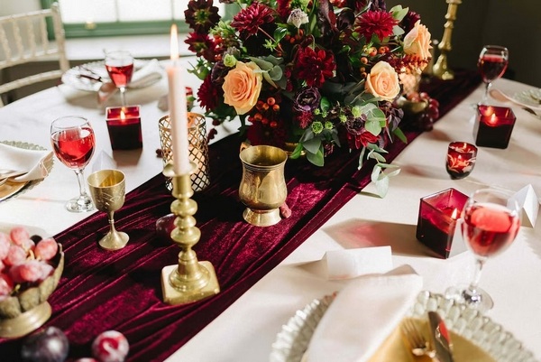 Table runner thường được kết hợp cùng khăn trải bàn hoặc dùng đơn lẻ 