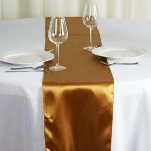 Cách Vệ Sinh Table Runner Dính Dầu Mỡ Hoặc Bị Mốc