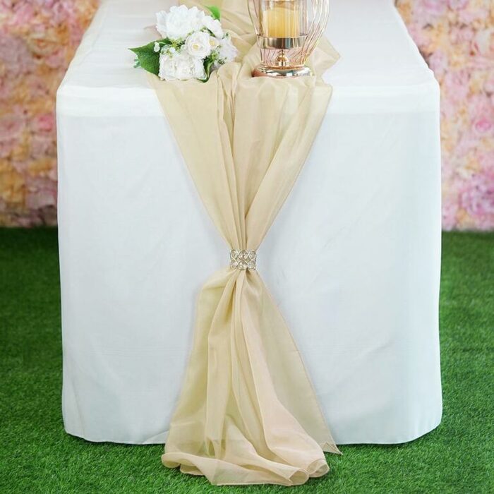 Khăn table runner phong cách Châu Á thường có tông màu nhẹ nhàng và trang trí nhẹ nhàng, tinh tế