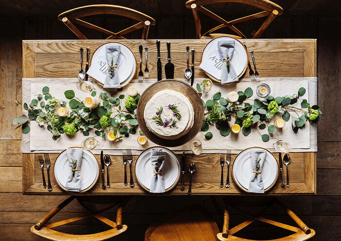 Với phong cách Âu - Mỹ, chỉ với một dải khăn table runner là đã đủ để tạo điểm nhấn cho bàn tiệc