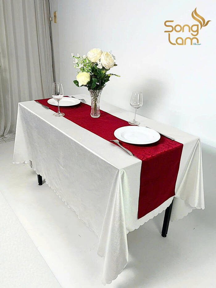 Khăn table runner phong cách Châu Âu thường mang nét đẹp sang trọng của hoàng gia