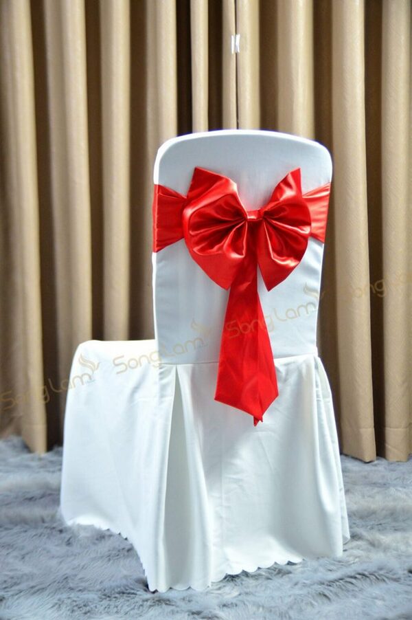 Buộc nơ ghế kiểu ngang, điểm nhấn sang trọng cho không gian tiệc mà không cầu kỳ