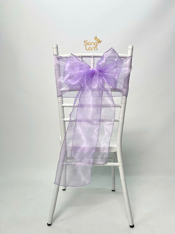 Vải voan là nữ hoàng của buộc nơ ghế kiểu ngang nhờ độ mỏng nhẹ và bay bổng