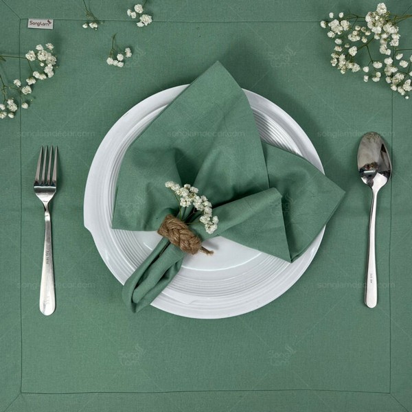 Khăn ăn không chỉ là vật dụng hỗ trợ trong bữa ăn mà còn là phụ kiện trang trí quan trọng