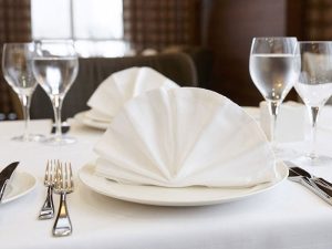 Cách Gấp Khăn Ăn Napkin Hình Chiếc Mào Gà (Thuyền Buồm)