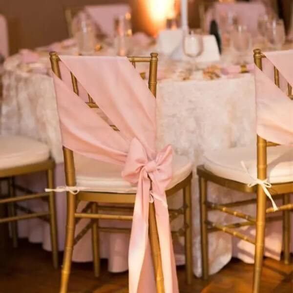 Cách buộc nơ ghế Tiffany bằng voan đan chéo bên hông