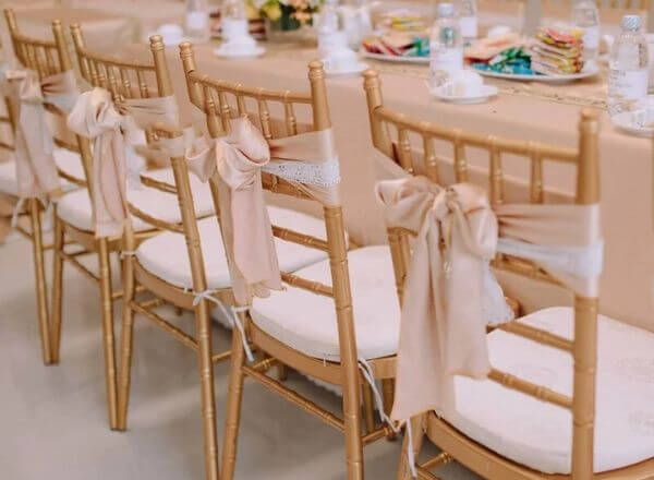 Cách thắt nơ ghế Tiffany kiểu bướm đôi sang trọng