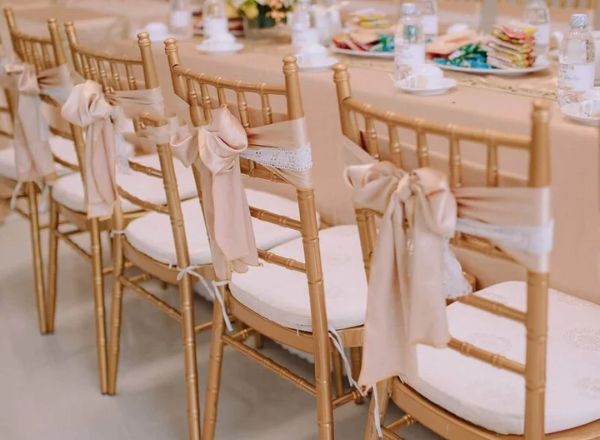 Khi nào nên thắt nơ ghế kiểu nữ hoàng?