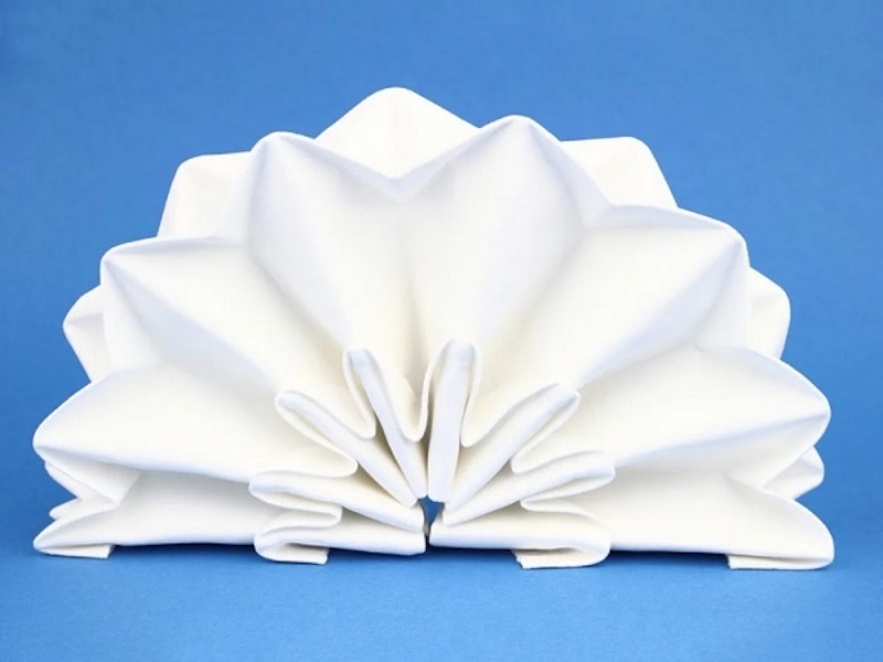 Điều chỉnh khăn ăn để lên form đẹp, cân đối