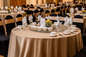 nghệ thuật setup bàn ăn nhà hàng: hướng dẫn trải khăn chuyên nghiệp