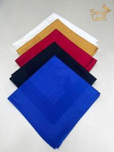 Chuẩn bị vật dụng để gấp khăn ăn hình chiếc kẹo ngọt ngào