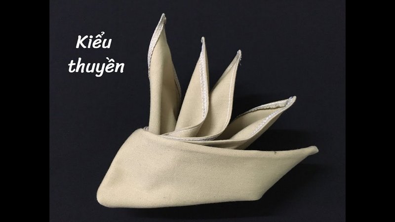 Kiêu gấp khăn ăn hình thuyền buồm