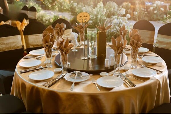 Có nên đồng bộ khăn bàn – khăn ăn – nơ ghế?