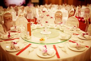 Vì sao khăn bàn giặt xong vẫn có mùi hôi?