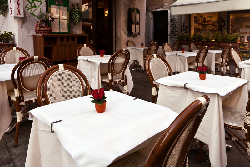 Vì sao khăn bàn nhà hàng nhanh cũ và xuống cấp? Nguyên nhân hàng đầu do chọn chất liệu vải khăn bàn không phù hợp