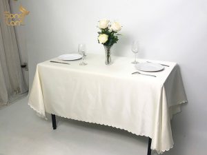 Hãy cẩn thận khi sử dụng khăn trải bàn sáng màu