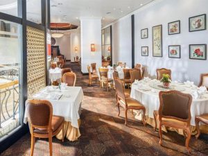 Xử Lý Khăn Bàn Nhà Hàng Bị Mốc: 05+ Cách Tẩy Sạch & Phòng Ngừa