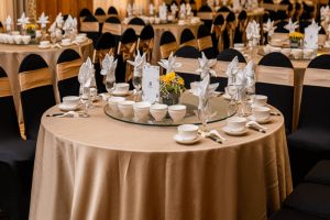 Nguyên nhân khiến áo ghế nhà hàng nhanh phai màu