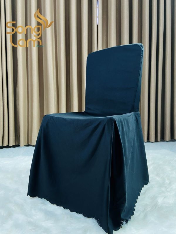 Lựa chọn sản phẩm và phương pháp giặt chuyên biệt cho áo ghế nhà hàng