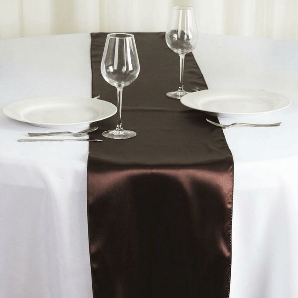 Màu sắc của table runner có sự liên kết hài hòa giữa khăn trải bàn và khung cảnh