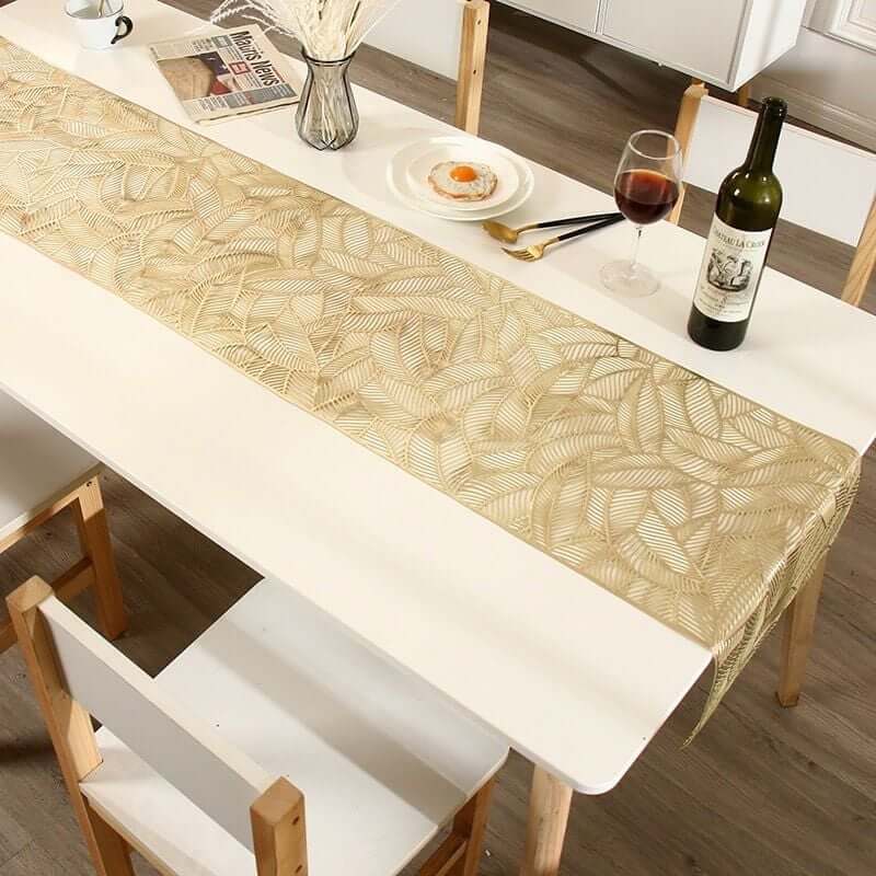 Nếu bạn đã có khăn trải bàn hoặc bộ đồ ăn nhiều họa tiết, hãy chọn một chiếc table runner màu trơn