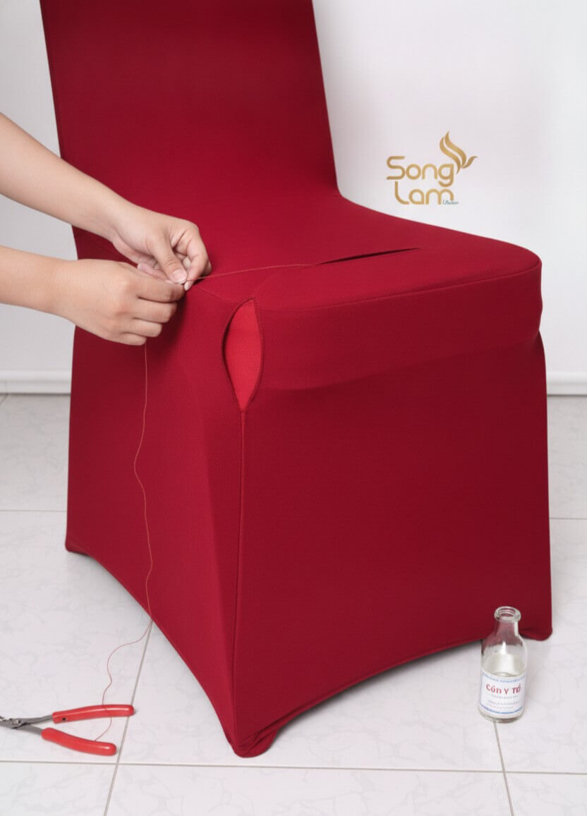 Bước 2: Xỏ chỉ và tạo nút thắt đầu tiên