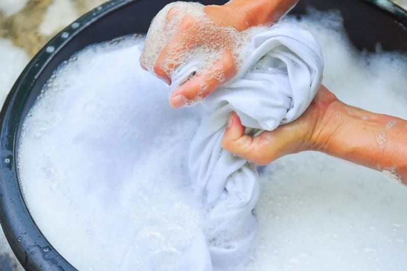 Bước 2: Xử lý vết bẩn sơ bộ - Chìa khóa để áo ghế sạch hoàn hảo