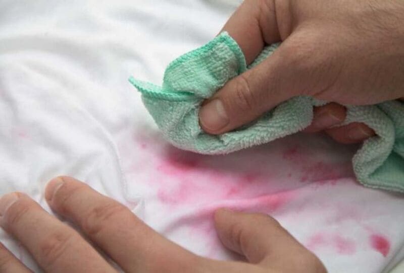 Bước 2: Thấm và xử lý vết bẩn một cách nhẹ nhàng (không chà xát)