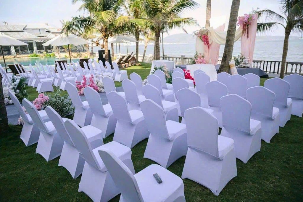 Vì sao vệ sinh áo ghế vải thun nhà hàng đòi hỏi quy trình đặc biệt? Cách làm sạch áo ghế vải thun nhà hàng như thế nào?