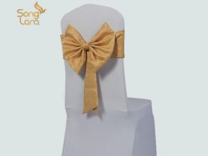Sắc đỏ đô nồng ấm cho không gian tiệc cưới lãng mạn