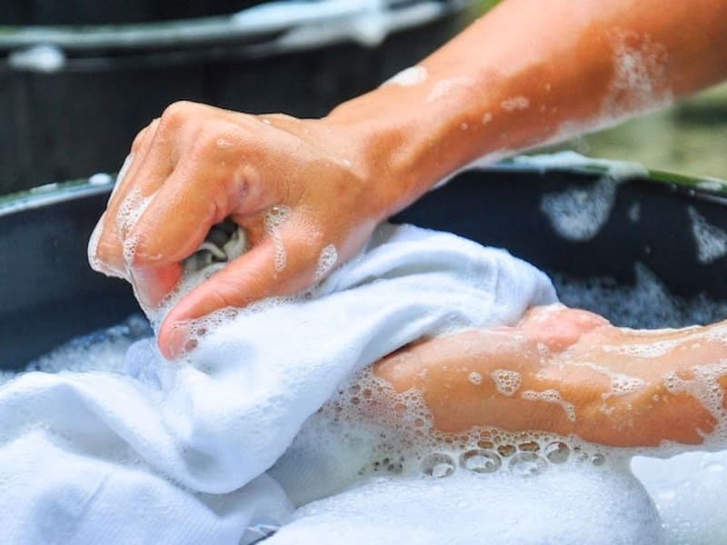Giặt tay - Cách giặt an toàn nhất với áo ghế gấm