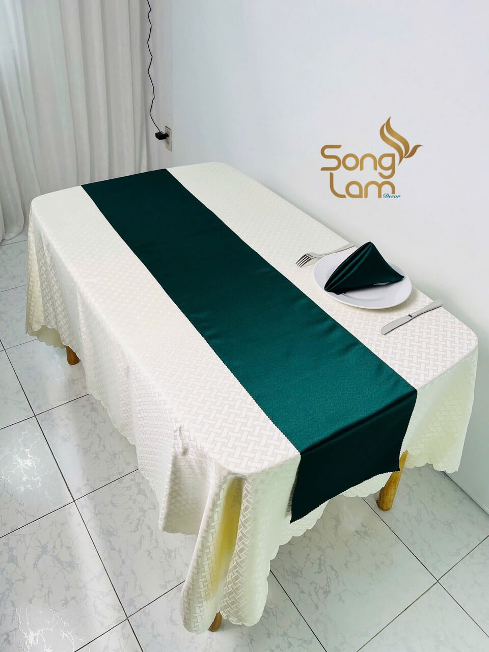 Tham khảo mẫu khăn table runner có sẵn tại Song Lam Decor: