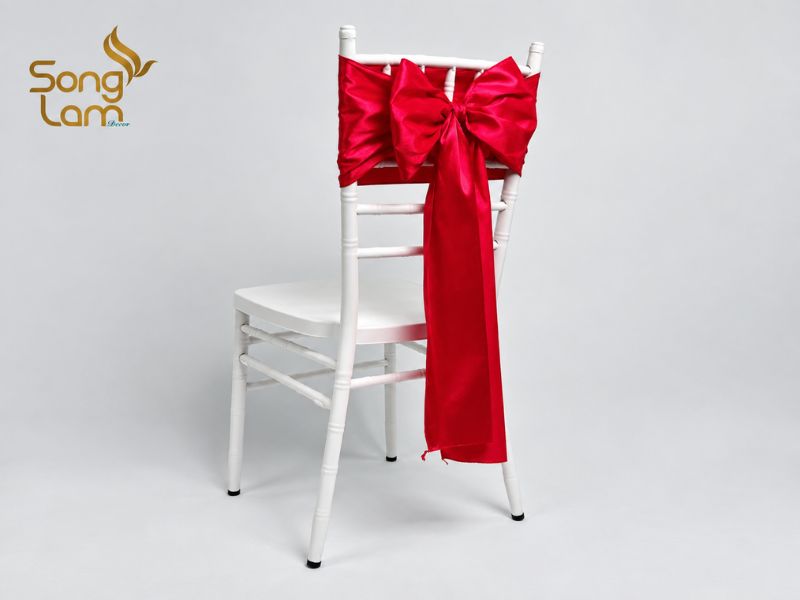 Nơ ghế Chiavari là gì và ứng dụng trong trang trí sự kiện