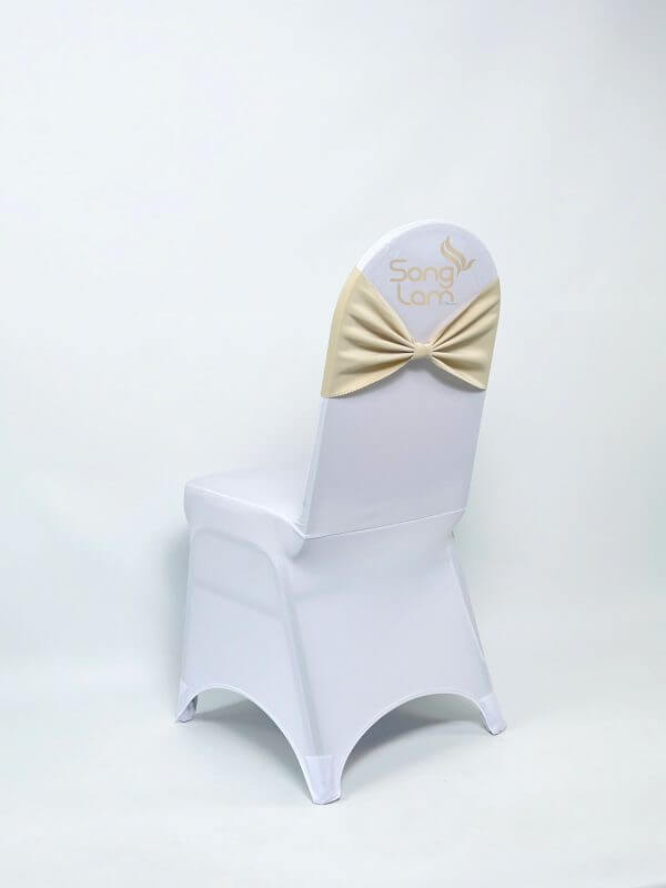 Nơ ghế màu pastel và họa tiết hoa cho tiệc sân vườn